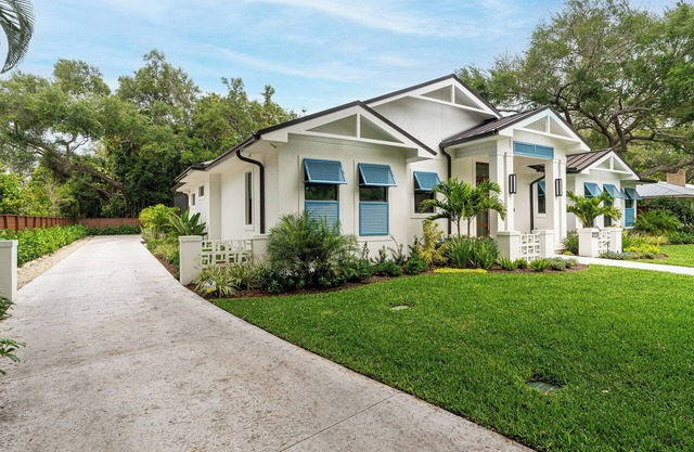Coastal Retreat Near Siesta Key- 5 Bedrooms, Pool & Spa- 1 month minimum
