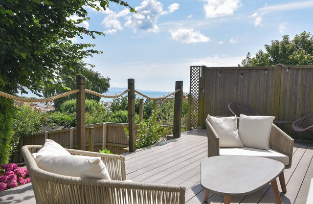 COASTAL VIEW, romantic, luxury holiday cottage in Lyme Regis
