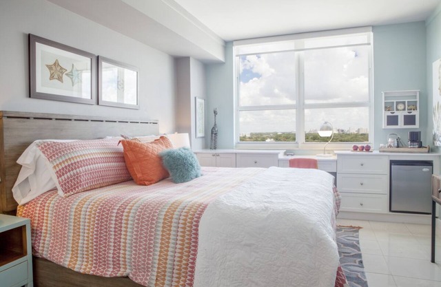 Coconut Grove: 10th Floor private unit -Parking Included