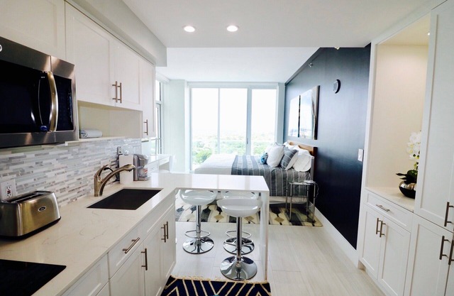 Coconut Grove 21st Floor Private Studio-Parking & WIFI included