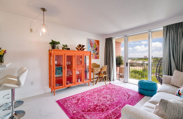 Coconut Grove Retreat, bayviews, 1 park incl, wkspace, Smart TV, Pool/hottub"