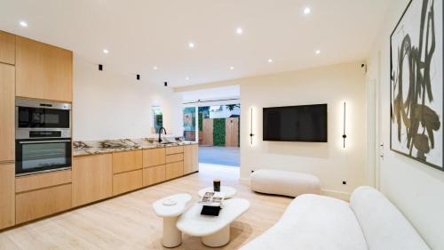 Cocoon in Cannes Martinez