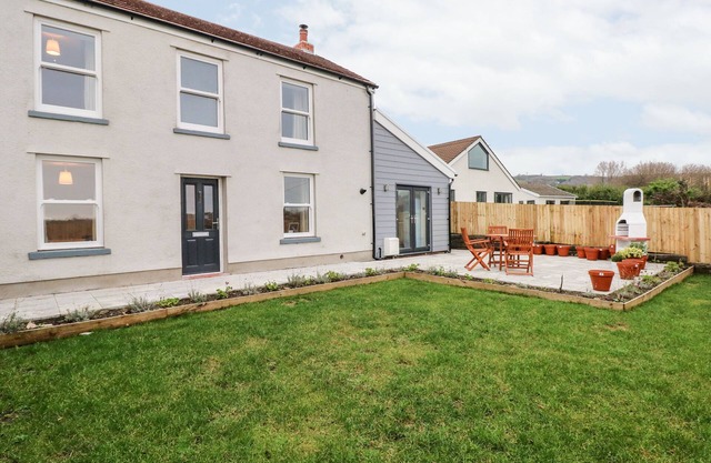 COEDEN BACH, pet friendly, character holiday cottage in Burry Port