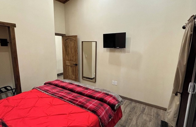 Coeur de Lava, “Heart of Lava”; 3 bed 3bath house, great space in&out on 3acres.