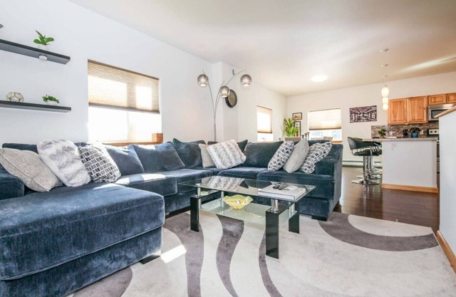 *Coho House* 2BR Open Concept - Centrally Located