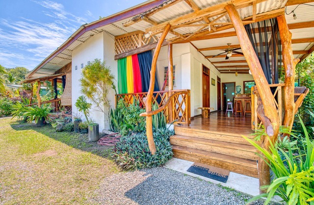 Colibri Ecolodge-Casa Mapache 3 min walk beach/town