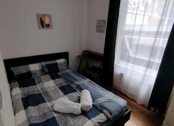Colindale private room stay