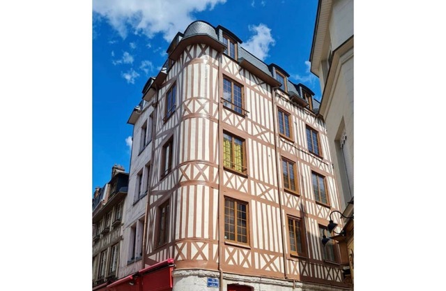 Colombage" duplex apartment in Rouen's historic district