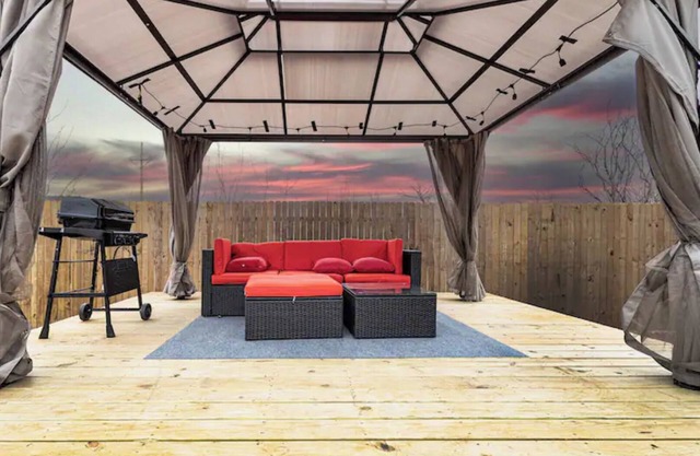 Colorful home|Gazebo|Walk to Texas-Tech and UMC
