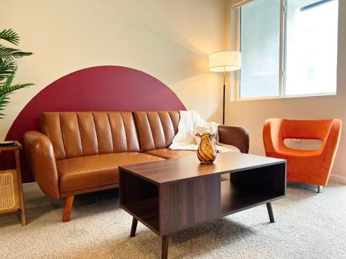 Colorful Mid-Wilshire Gem, Free Parking, Retro Modern Design 10mins to Cedars