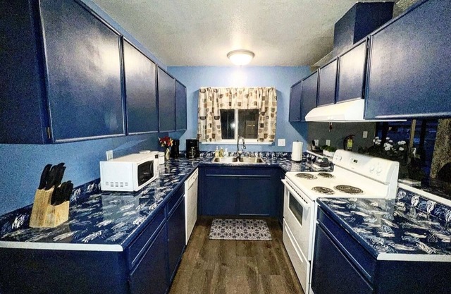 Come enjoy a nice relaxing 3 bedroom home, 10 minutes from the Strip~