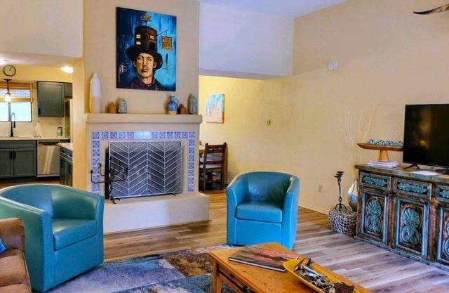 Come enjoy Billy The Kid's Casita in this Southwestern gem!
