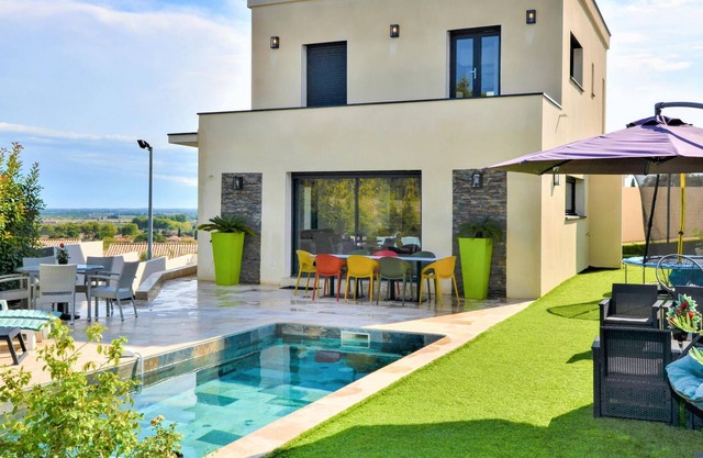 Come to this beautiful vacation home with private, out of sight pool, near Nîmes and the Pont du Gar