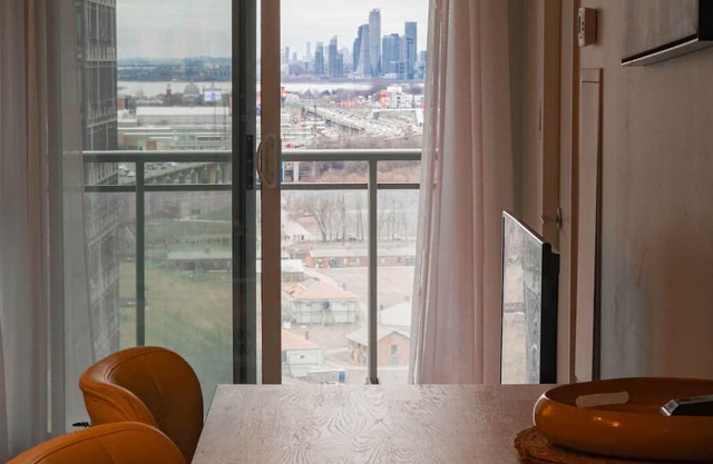 Comfort 2 Bed Suites close to Harbour Front CN Tower Rogers Centre Free Parking