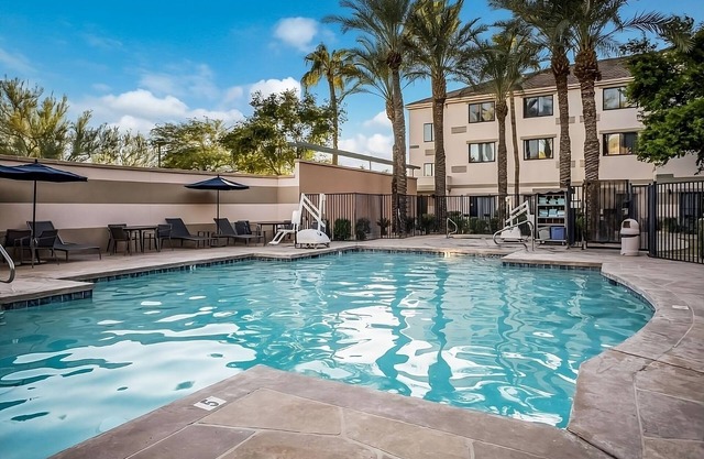 Comfort and Relaxation! Relaxing Unit w/Balcony! Outdoor Pool & Pets Allowed!