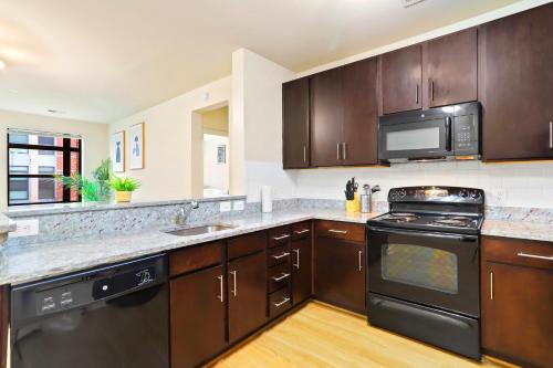 Comfort & Convenience in Trendy Crystal City Loft