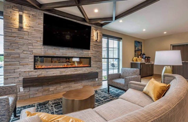 Comfort Inn & Suites Jacksonville - Orange Park Near Naval Air Station
