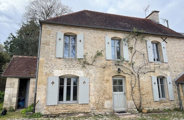 Comfortable, quiet house in the grounds of a manor house between Caen and the sea