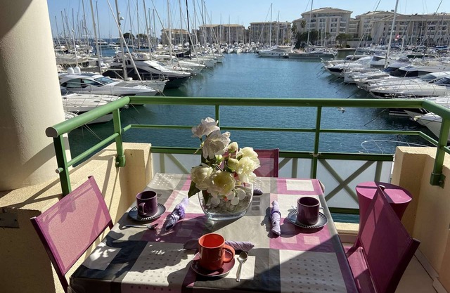 Comfortable 1-bedroom apt with large terrace, AC, garage, close to sea and shops