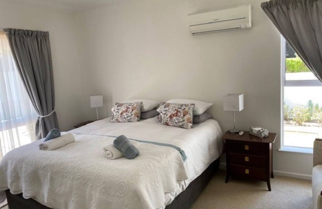 Comfortable 2-bedroom holiday cottage on secure golf estate with private pool