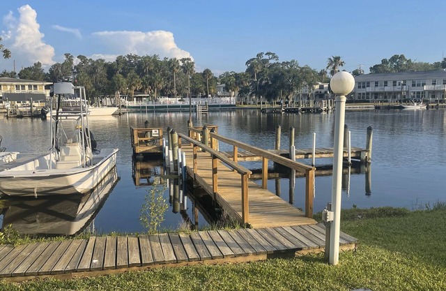 Comfortable 2-bedroom townhome in charming Homosassa with Pool, Dock access
