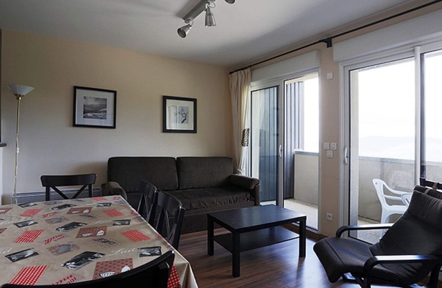 Comfortable 2BR for 6, slopeside, parking, free Spassio access
