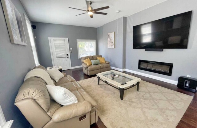 Comfortable 3-Bedroom Home 3-min drive to Downtown