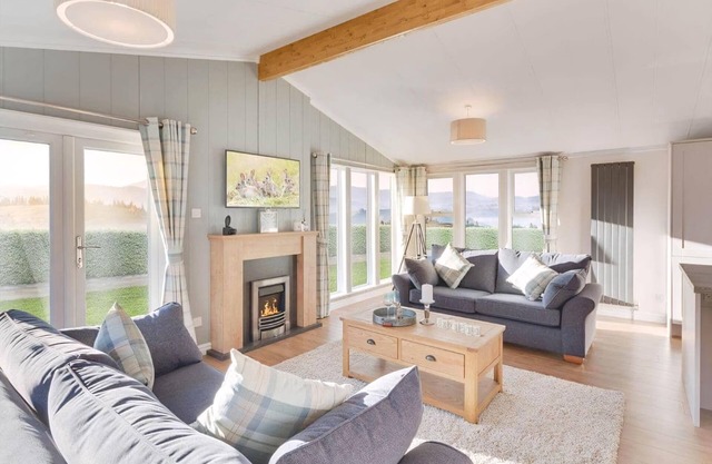 Comfortable and spacious lodge with two doubles, one with en suite shower.