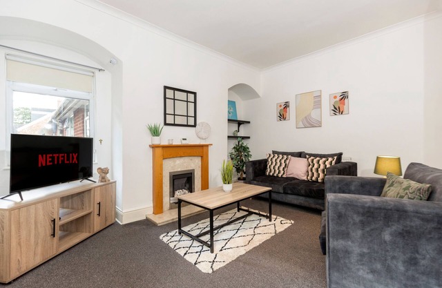 Comfortable and spacious home. FREE Parking.