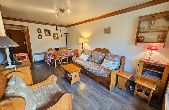 Comfortable apartment for 5 in Les Menuires with balcony, ski lockers, 2 bedrooms