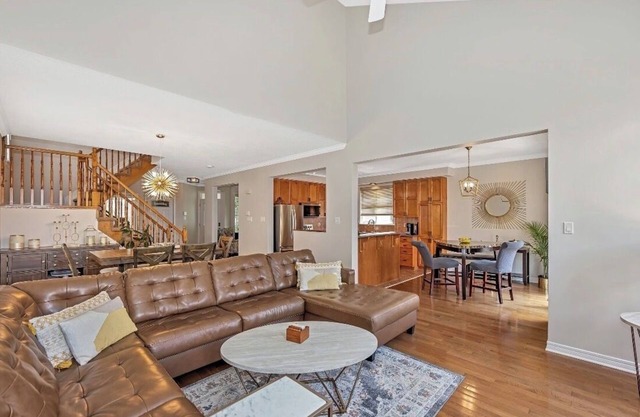 Comfortable, chic, 4 beds house in Orleans, calm, family oriented neighbourhood.