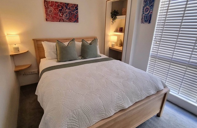 Comfortable & cosy Queen bed apartment