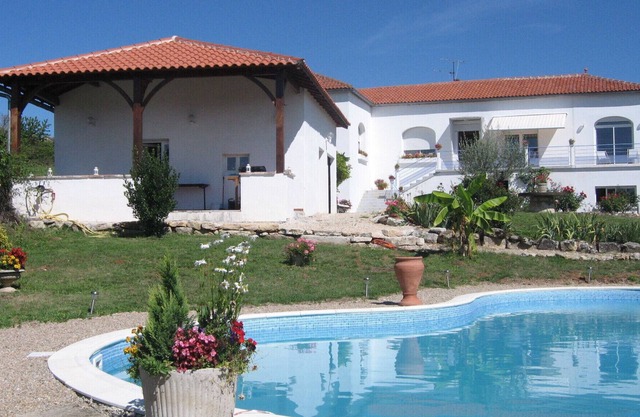 Comfortable cottage with pool in the heart of Quercy