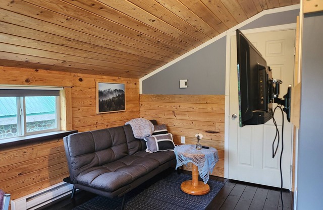 Comfortable,Cozy Loft Retreat- Private Stay in Central Port Clements,Haida Gwaii