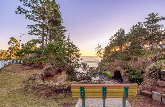 Comfortable, Cozy, Honeymoon Cottage, Ocean Views, Whale Watching in Depoe Bay