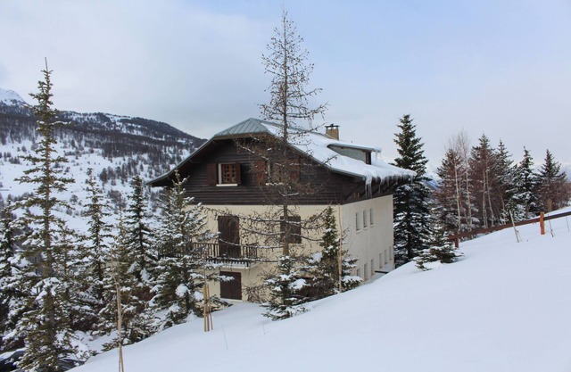 Comfortable family cottage in Vars: stunning views, quiet