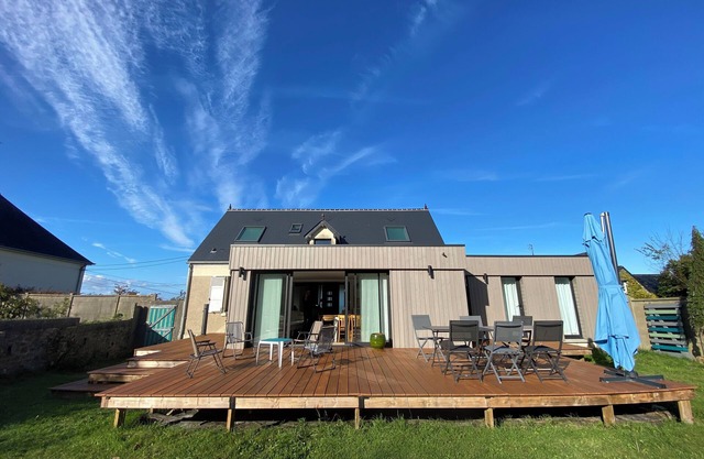 Comfortable family home. 6-8 people with exceptional sea view.