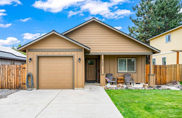 Comfortable home with grill, deck, enclosed yard, & W/D - great location