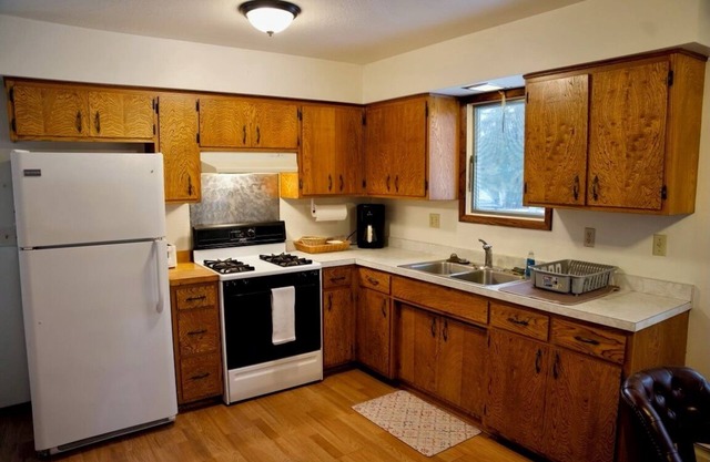 Comfortable Kenai Home! Sleeps 8. Minutes from amenities and the Kenai River!