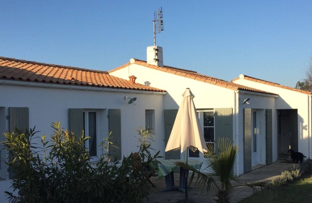 Comfortable south-facing house with fully enclosed garden sleeps 6