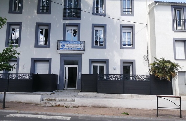 Comfortable T2 elevator private parking air conditioning wifi 300 m from the spa