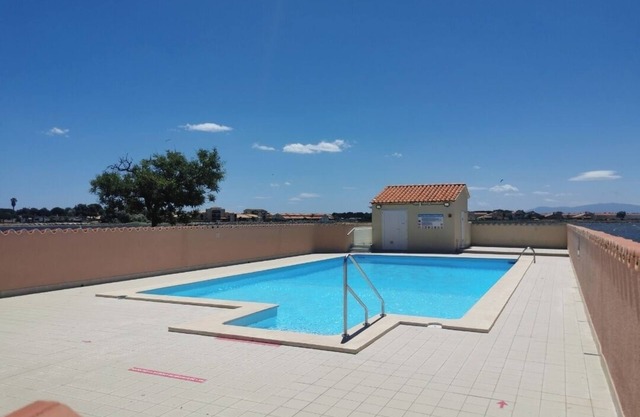 Comfortable T3 apartment in secure residence with swimming pool.