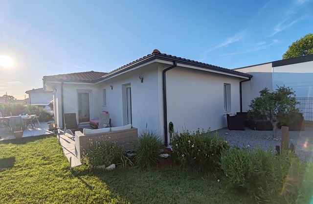 Comfortable vacation home, close to ocean beaches, amenities 1 km away.
