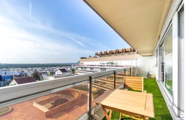 Comfortion Le Papillon - view of Paris and pool