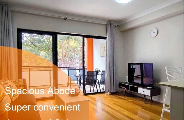 Comfy 2-bedroom 2-balcony apartment/Close to CBD/Train and Metro easy reach