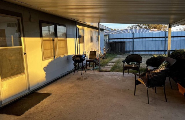 Comfy 3 bedrooms 2 baths House with 5 beds