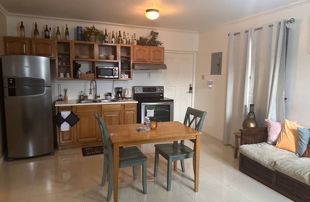 Comfy and Secure One Bedroom Apt- Sleeps 3!