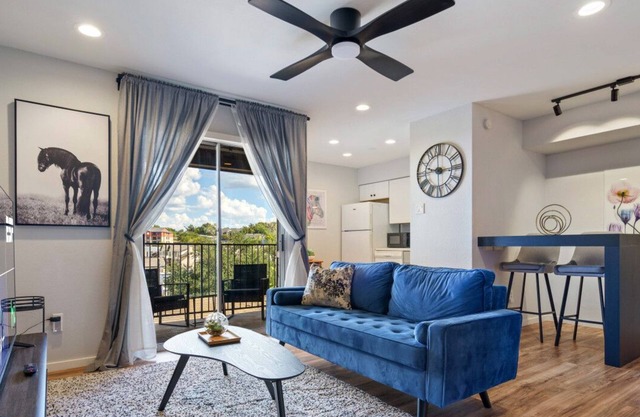Comfy ATX Apt | Balcony + Smart TV + Free Parking