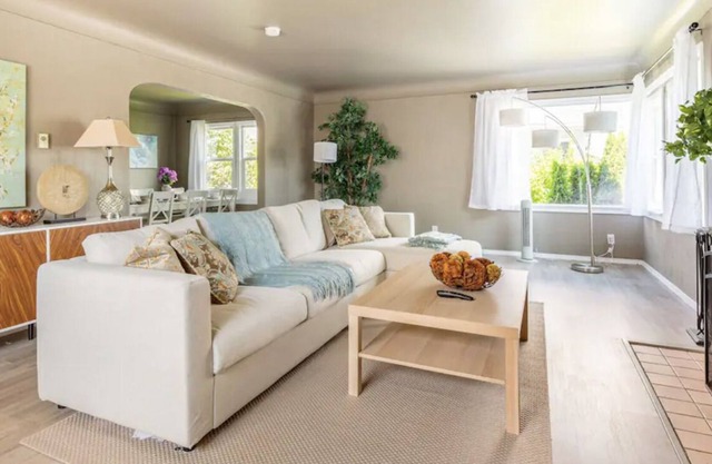 ~ Comfy Family Home 5 Mins from Marina and Port ~