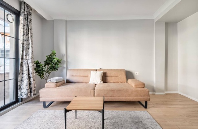Comfy Flat with Balcony in Esenler